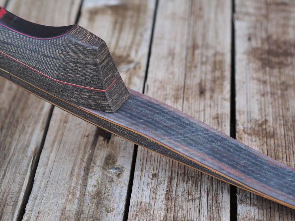 Recurve „Runi“ in technischer Anmutung